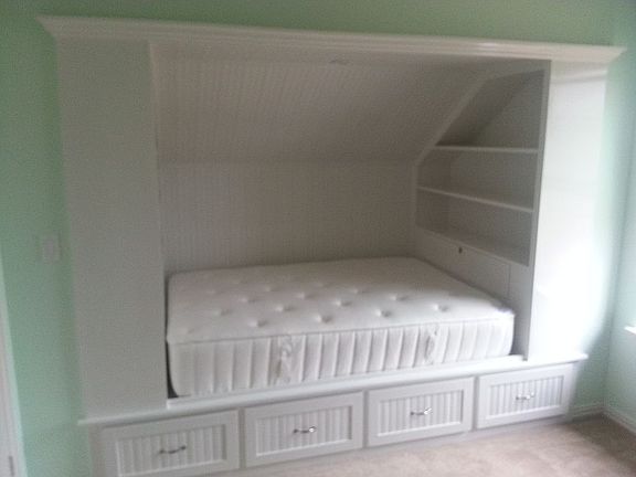 Alcove bed in 3rd bedroom