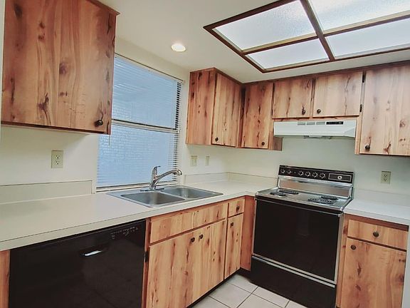 4th image of 2585 Countryside Blvd