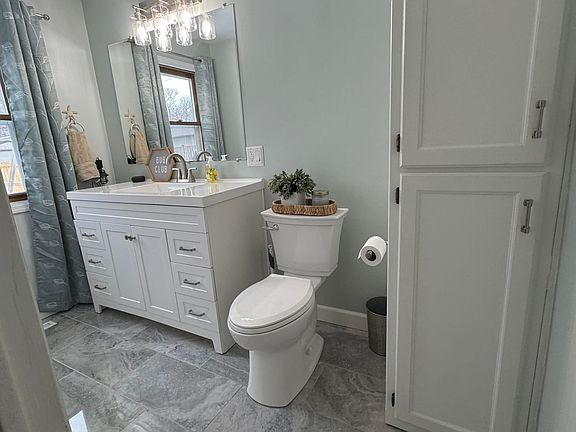 3rd image of 639 Lakeshore Dr