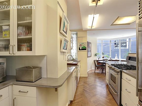 3rd image of 17 W 54th St APT 6B