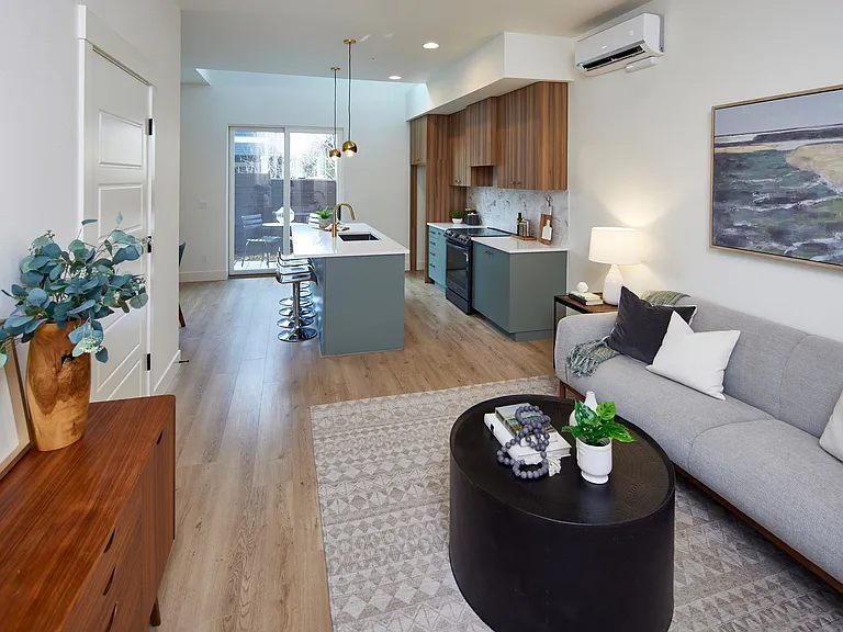 303 - 140 Sacramento Townhomes — Photo 4
