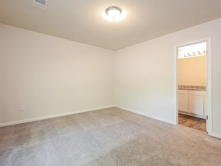 161 Queens Cir — Photo 7