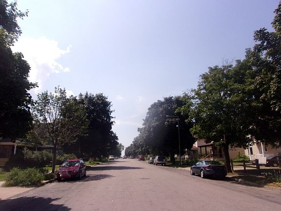 5th image of 939 Burr St