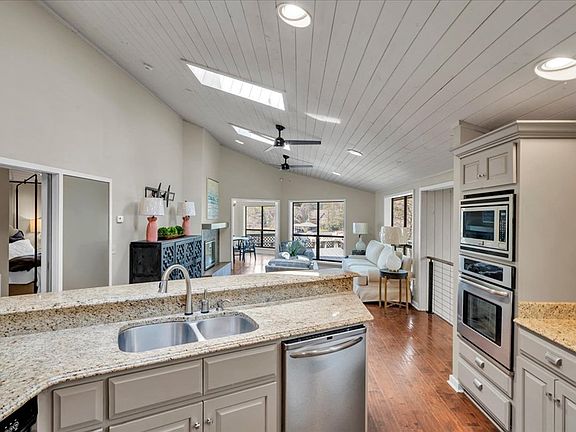 5th image of 322 Lakeshore Way