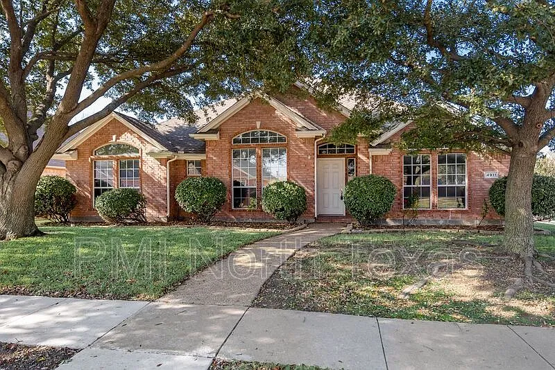 4 bed, 2.0 bath, 2405 sqft, $2,800 — Photo 4