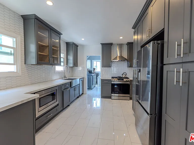 1067 S Sycamore Ave — Photo 15