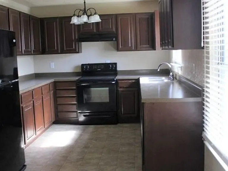 901 Hill St — Photo 2