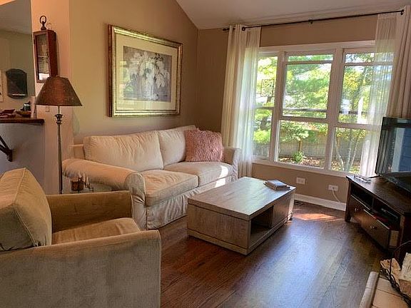 3rd image of 929 Alton Ct