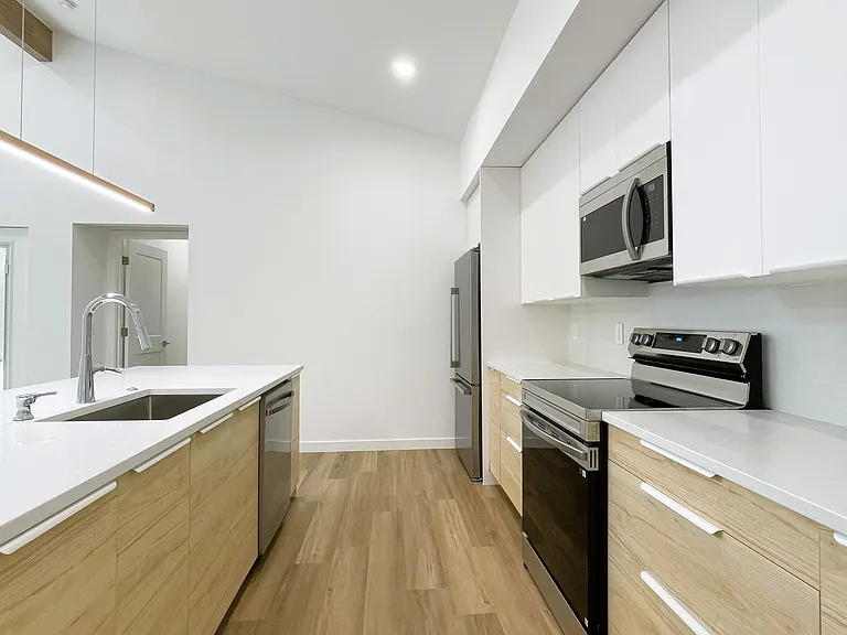 610 E 8th St — Photo 11