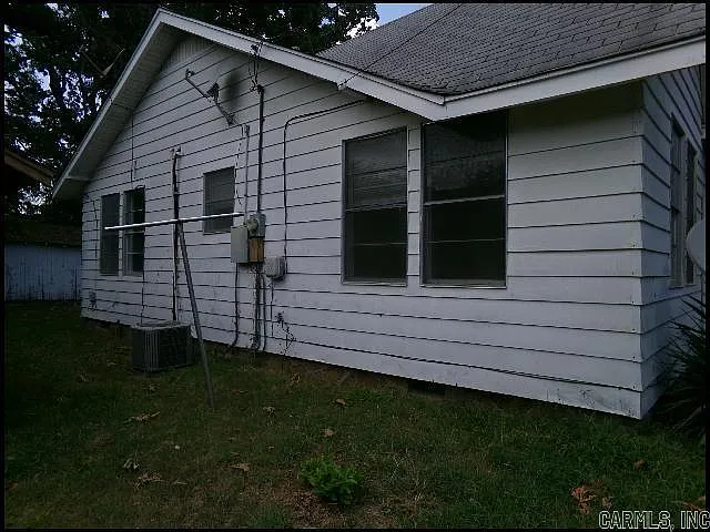 2021 N Poplar St — Photo 3