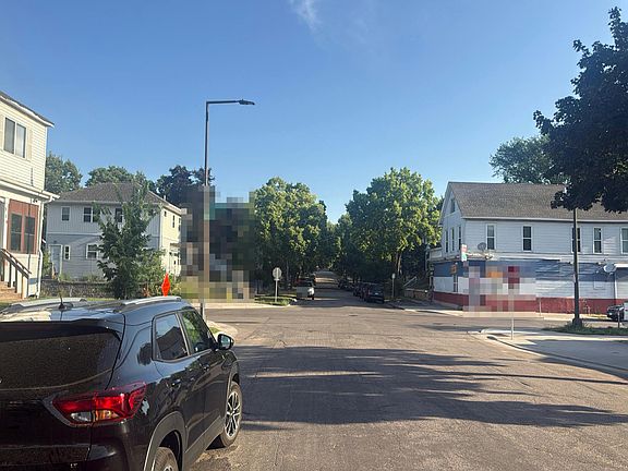 4th image of 955 Burr St