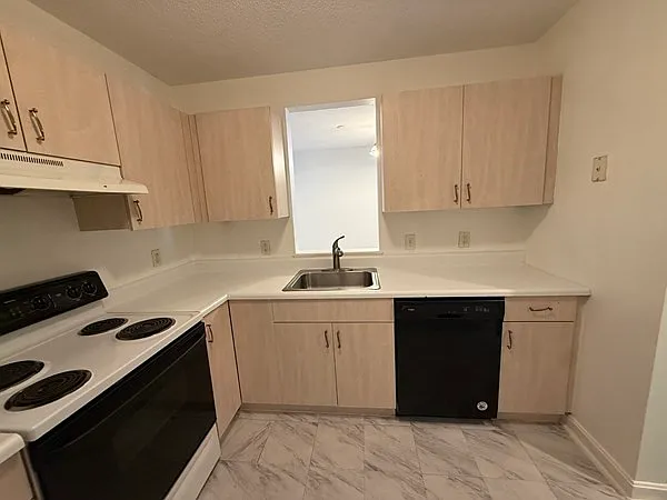 4 Marc Dr #4B6 — Photo 4