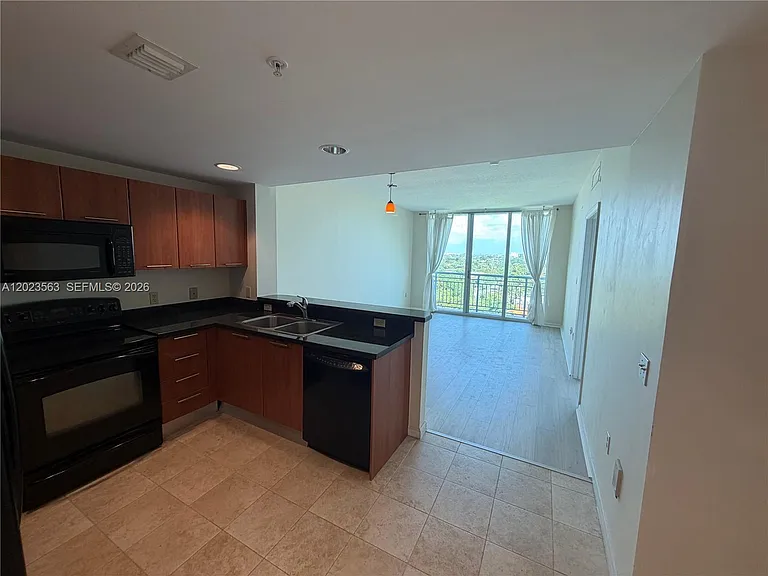 2021 SW 3rd Ave #902 — Photo 2