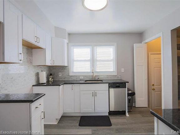 4th image of 28604 Edward St