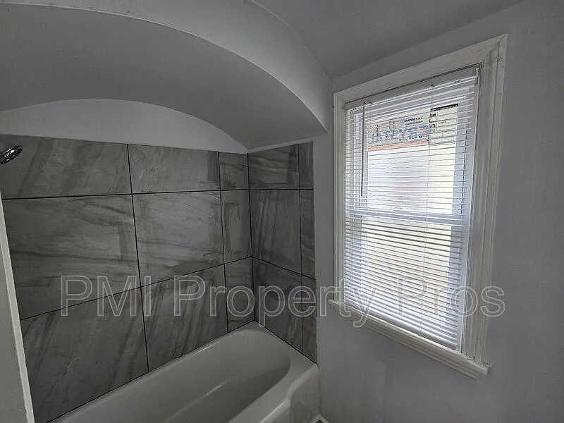 2 bed, 1.0 bath, $1,050 — Photo 4