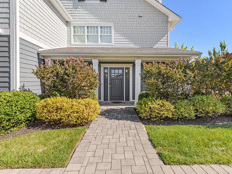 1 Village Green Dr — Photo 1
