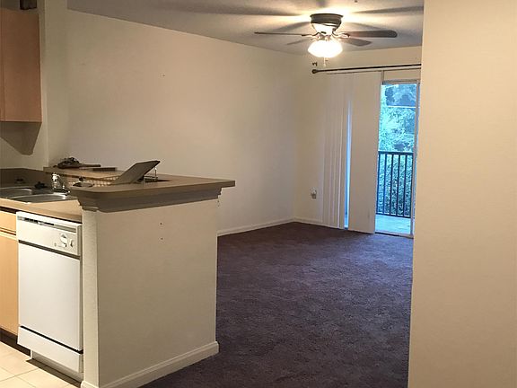 5th image of 940 Village Trl Unit 6-206