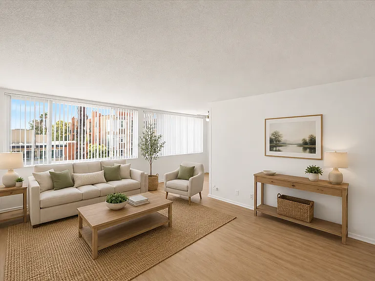 Hollywood Apartments — Photo 2