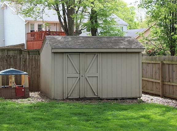 4th image of 412 NW Arbor Dr