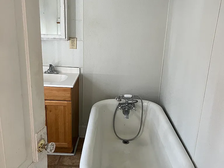 301 10 1/2 St NW #TWO STORY HOME — Photo 9