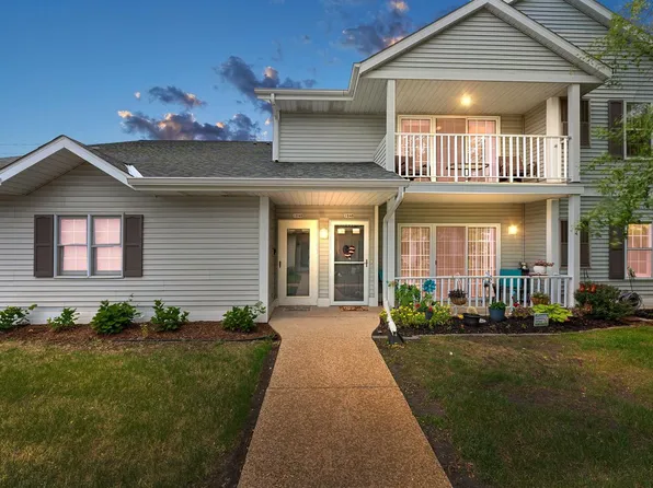 104 Bur Oak LANE #D, Grafton, WI 53024