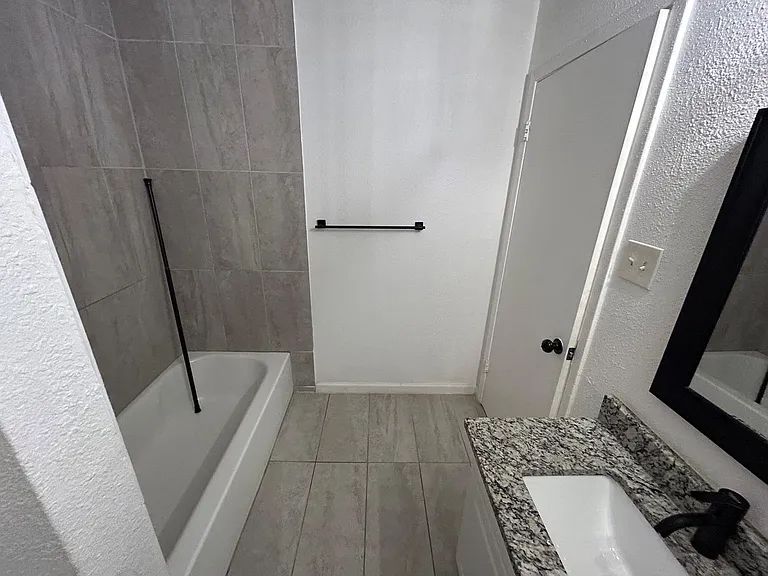 1118 Brookswood Ave E #B — Photo 16