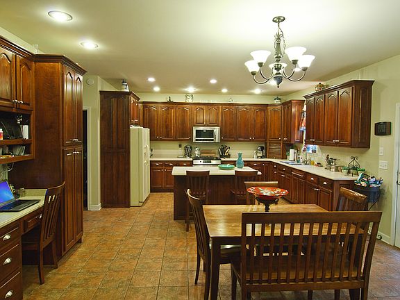 Kitchen - 42 cabinets and drawers