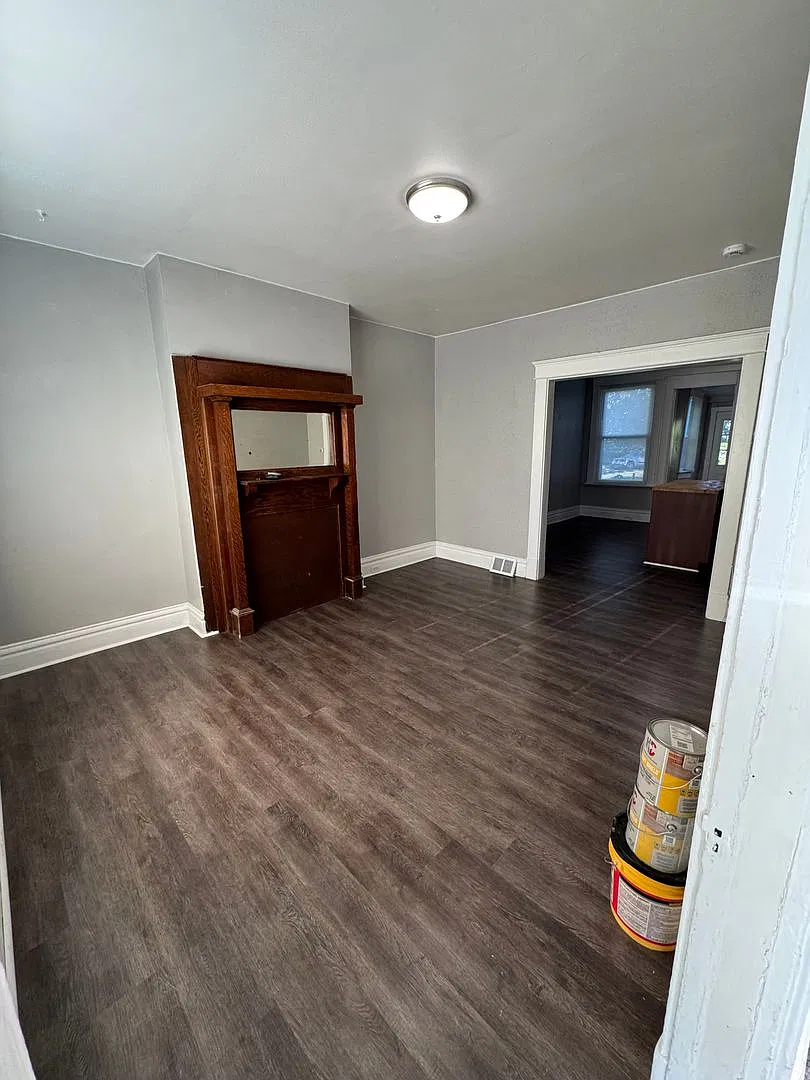 Lovely 2 Bedroom Townhome with New Kitchen with Butler's Pantry — Photo 2