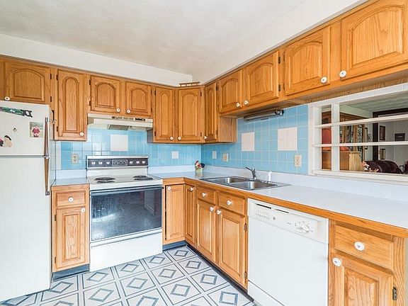 3rd image of 220 Katy Ln