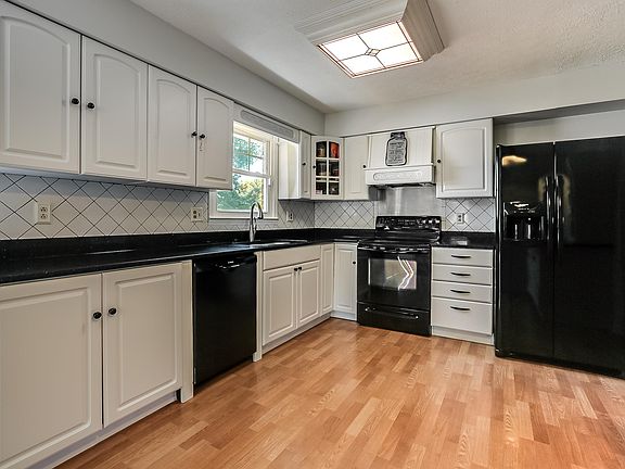 4th image of 216 Robin Wood Dr