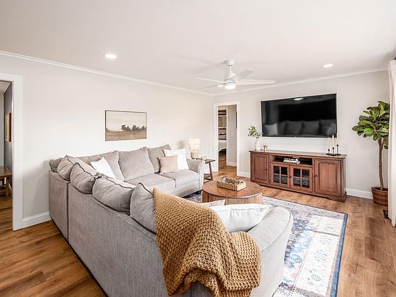 5th image of 2652 Queensway Dr