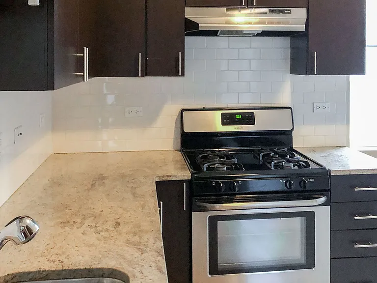 1436 W Addison St — Photo 15
