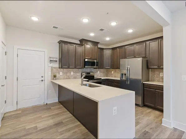 613 Herndon Pkwy #613, Herndon, VA 20170