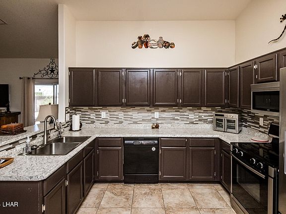 3rd image of 3389 Newport Dr