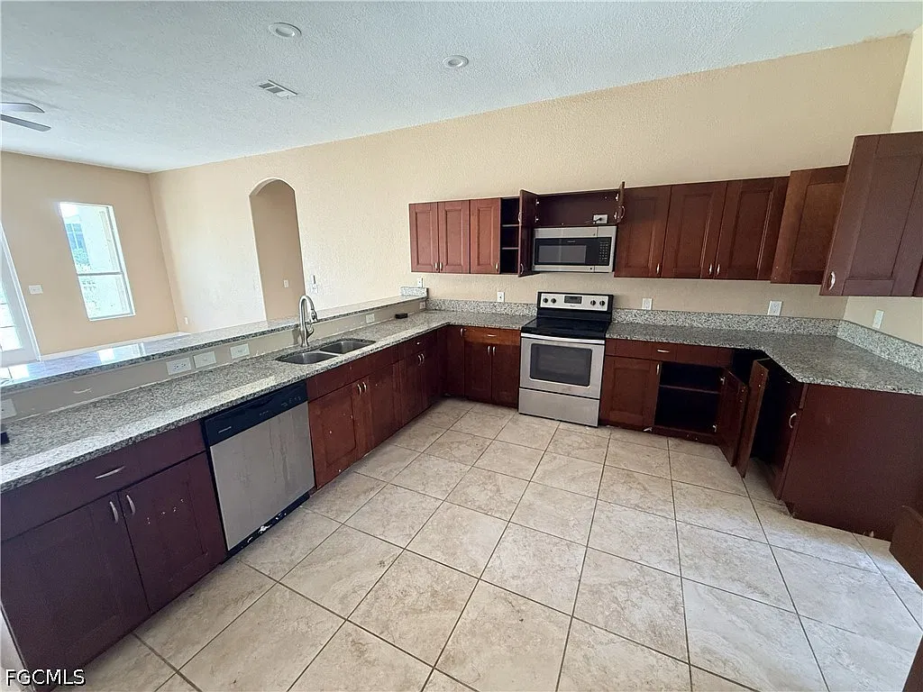 4 bed, 3.0 bath, 2330 sqft, $1,900 — Photo 3