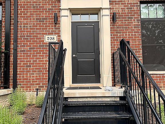 208 Campbell
Front entrance 