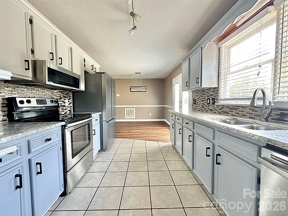 5th image of 238 Dogwood Acres Ln