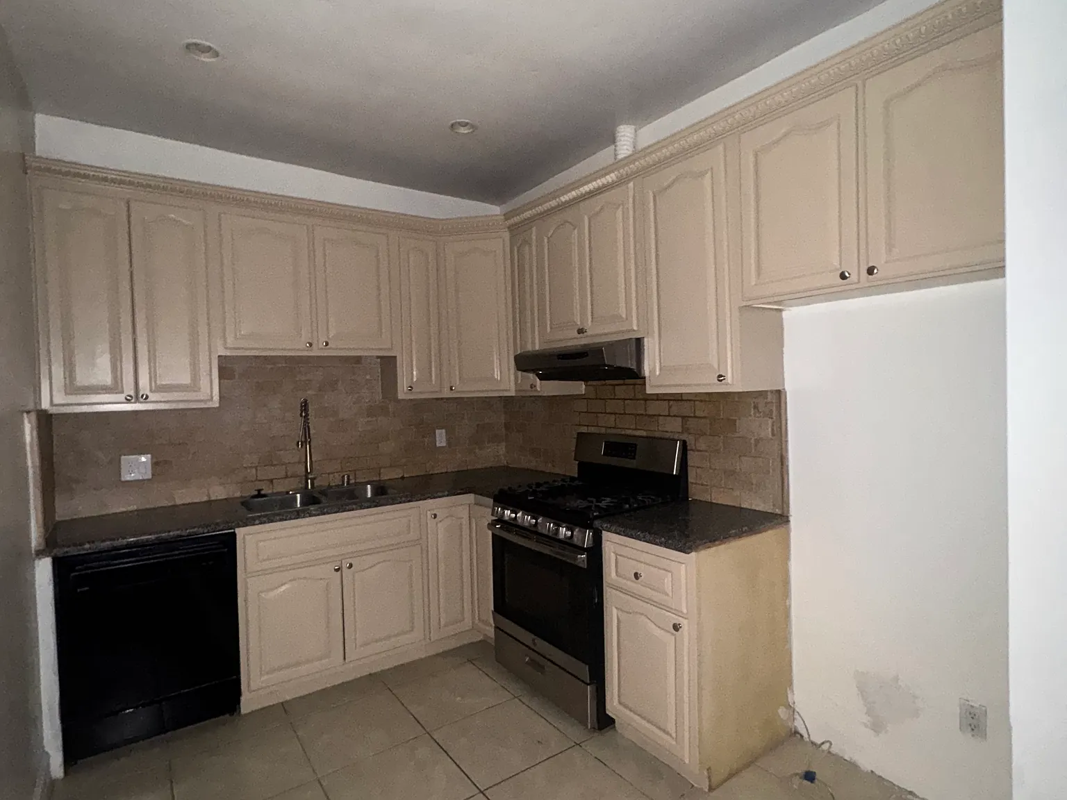 3 bed, 1100 sqft, $3,500 — Photo 2