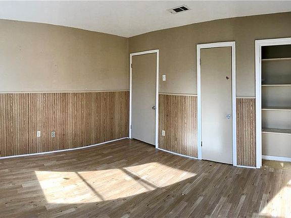 3rd image of 1432 E Avenue C