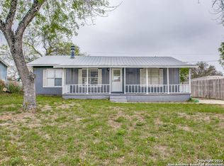 111 Live Oak Dr, Devine, TX 78016