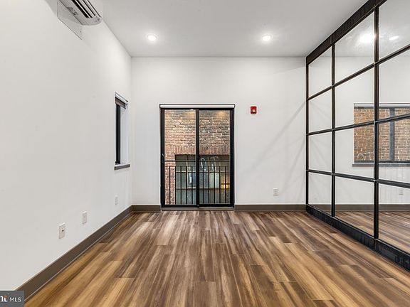 4th image of 1935 E Hazzard St #304