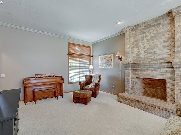 4th image of 2551 NE Lorie Dr