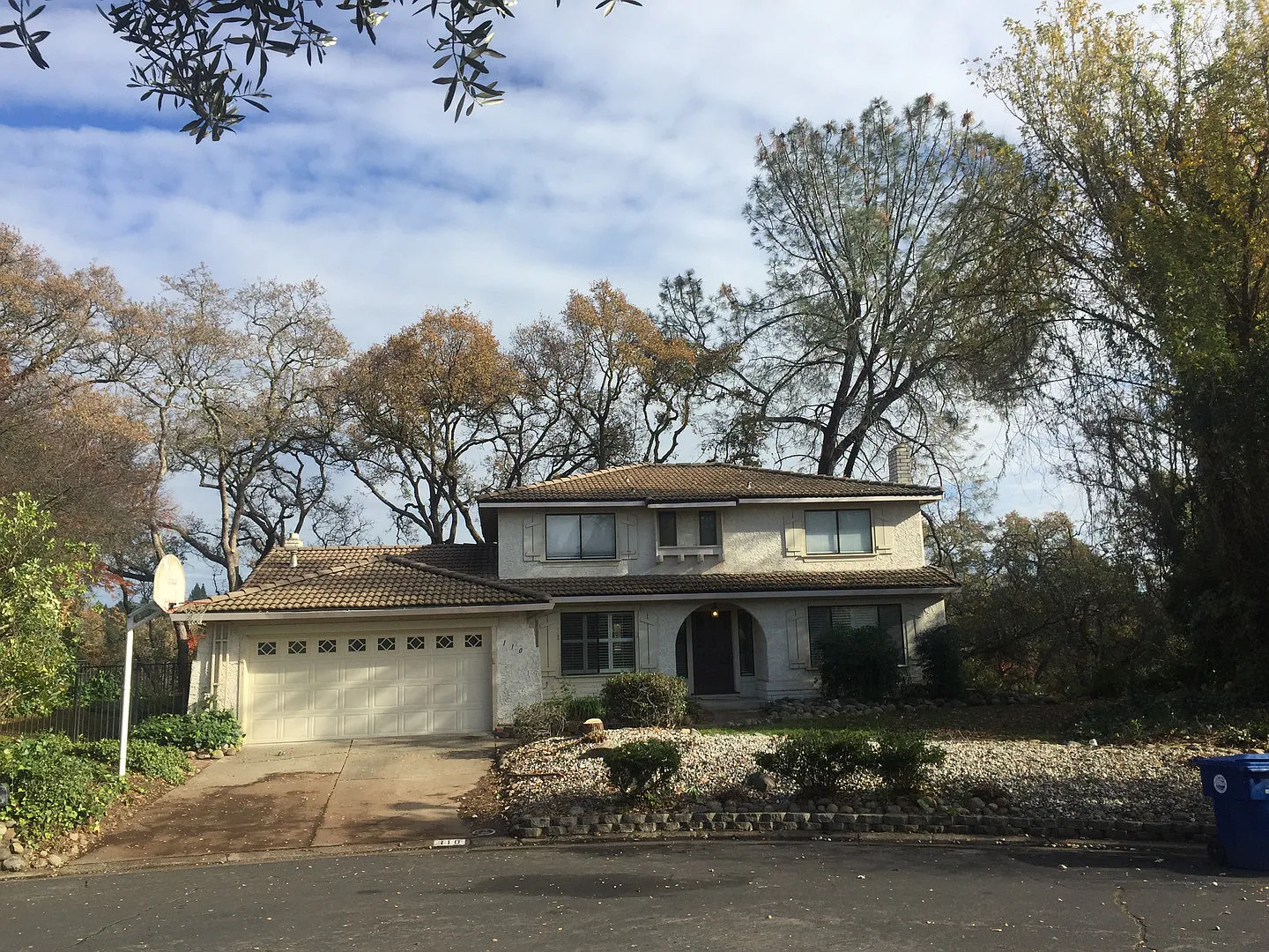 Gorgeous American River Canyon South home on cul-de-sac backing to Hinkle Creek Nature Area. — Photo 1