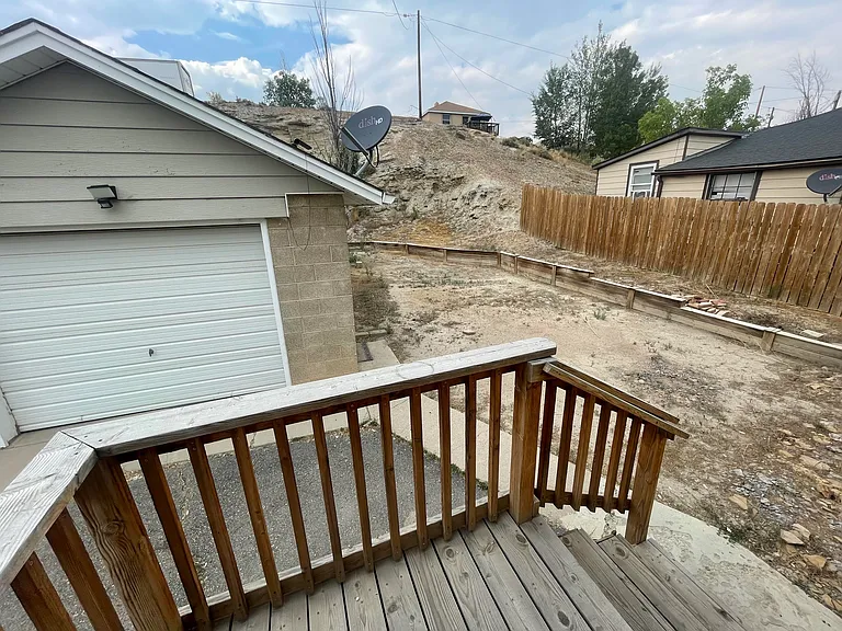 747 Ridge Ave — Photo 2