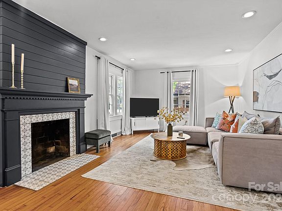 4th image of 211 E End Ave