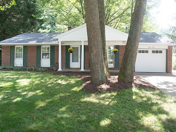 3rd image of 1560 Woodcrest Dr