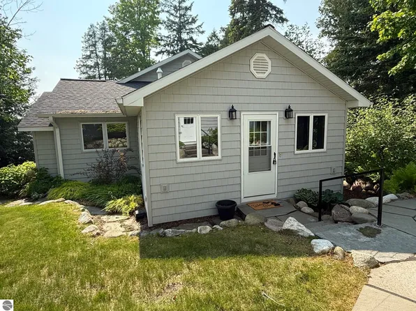 6921 Orchard Beach Dr, Cheboygan, MI 49721