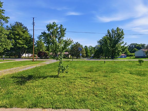 4th image of 1040 Rebecca Dr