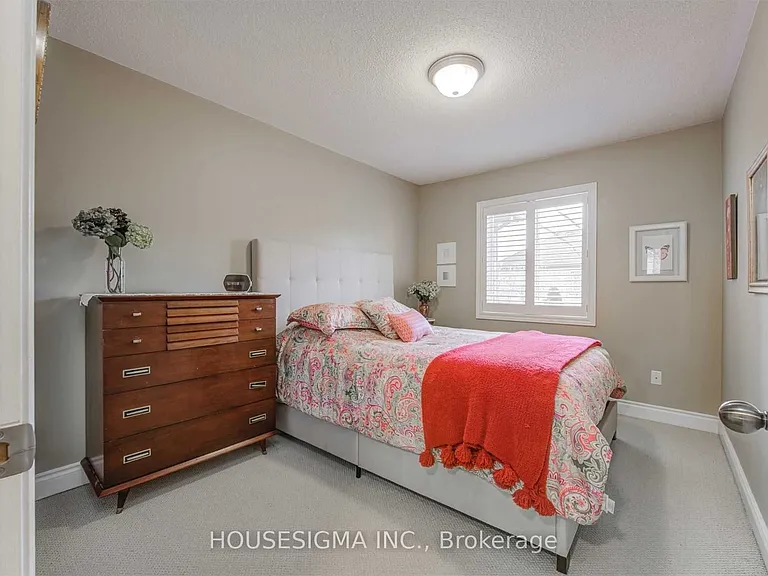 244 Tawny Cres — Photo 19
