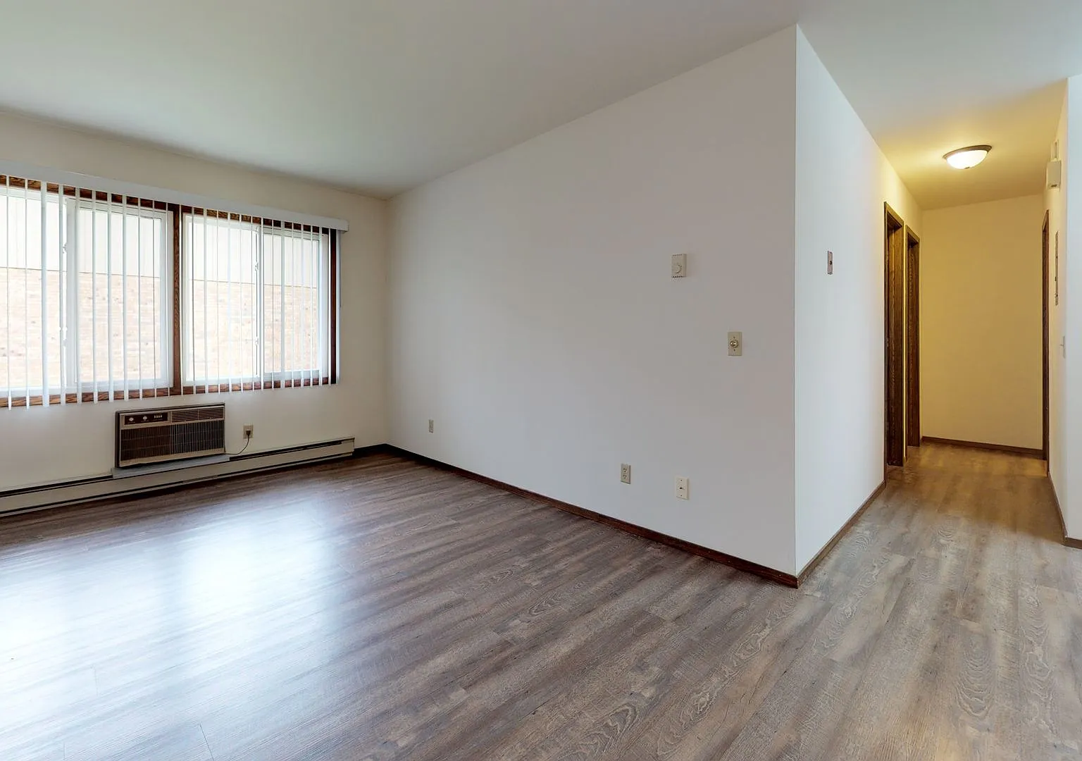 Richard Arms Apartments — Photo 2